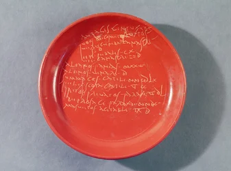 Teller mit keltischem Text, 1.-2. Jahrhundert (Keramik)